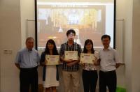 Prof. Chan Wai-yee (left) and Prof. Woody W.Y. Chan (right) congratulate the prize winners